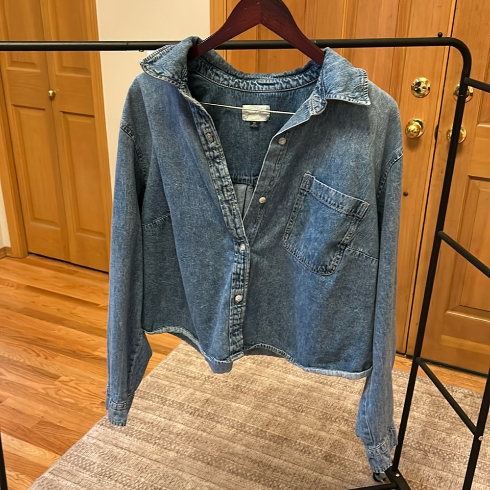 Universal Thread cropped jean shirt